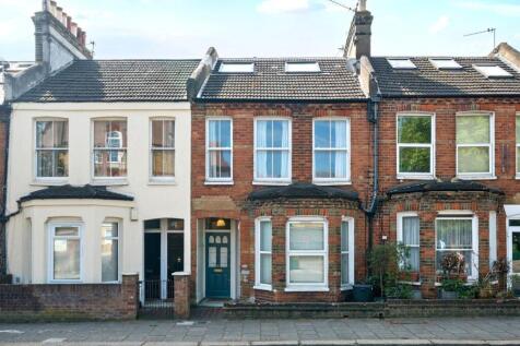 3 bedroom flat for sale