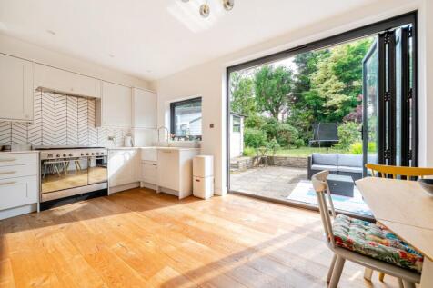 De Bohun Avenue, Southgate, London, N14 3 bed semi