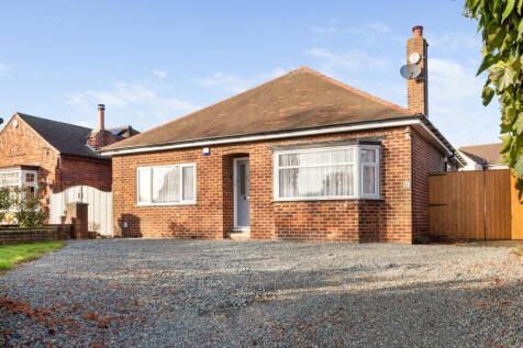 Earlsgate, Winterton, Scunthorpe, DN15 3 bed bungalow for sale