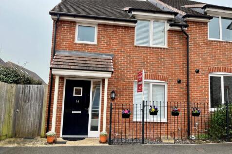 Hadleigh Close, Augusta Park... 3 bed semi