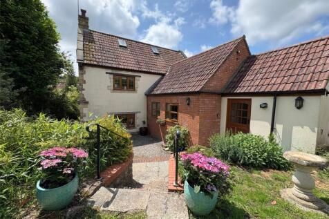 Four Bedroom Family House in... 4 bed detached house for sale