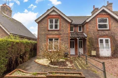 West Hill, East Grinstead RH19 2 bed semi