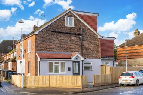 Charlwoods Road, East Grinstead RH19 3 bed semi