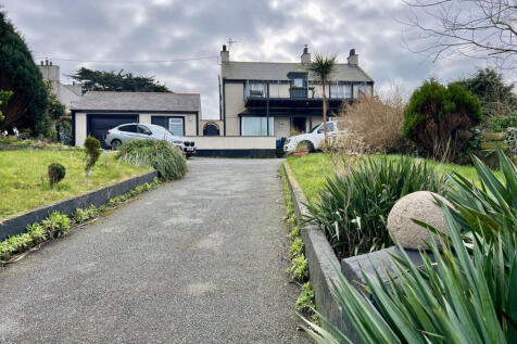 Ednyfed Hill, Amlwch Port, Anglesey... 3 bed detached house for sale