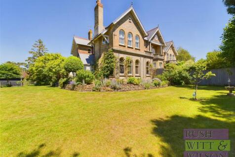 4 bedroom semi-detached house for sale