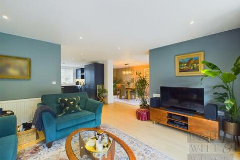 5 bedroom semi-detached house for sale