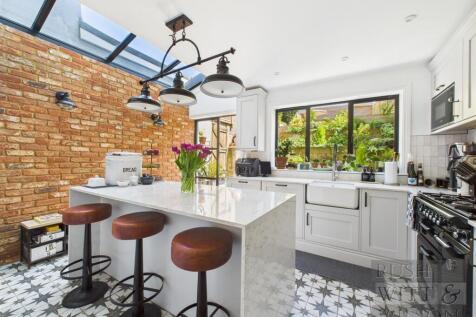 4 bedroom end of terrace house for sale