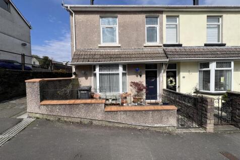 3 bedroom end of terrace house for sale