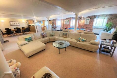 3 bedroom flat for sale