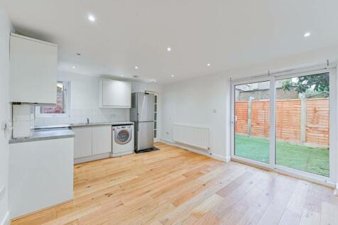 Loughborough Road, Camberwell... 3 bed flat for sale