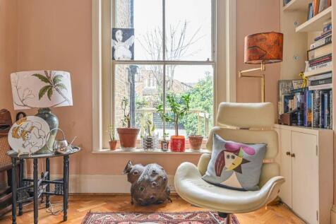 4 bedroom end of terrace house for sale