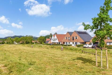 Francis Rose Way, Liss, Hampshire 3 bed semi