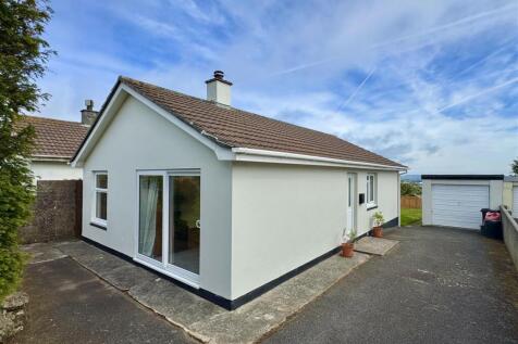SEA VIEWS & NO CHAIN Beacon, Camborne 3 bed detached bungalow for sale