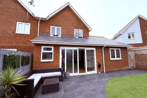Cornflower Crescent, Polegate BN26 5 bed semi