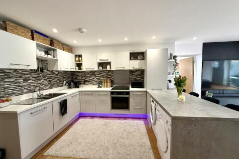 Cornflower Crescent, Polegate BN26 5 bed semi