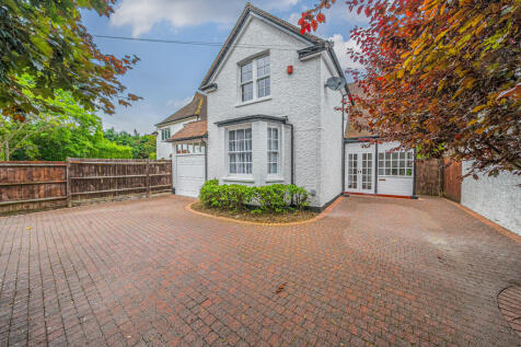 Cassiobury Park Avenue, Watford... 3 bed detached house for sale