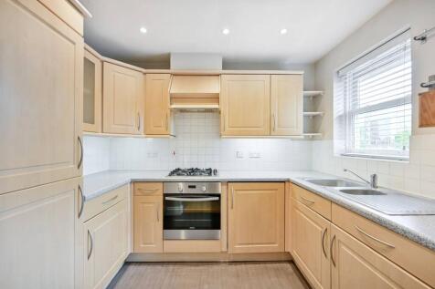 Ravens Close, Surbiton, KT6 2 bed flat for sale