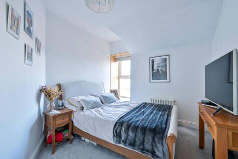Walton Road, West Molesey, KT8 2 bed maisonette for sale