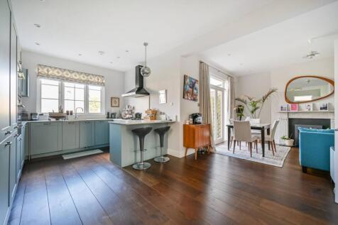 5 bedroom semi-detached house for sale