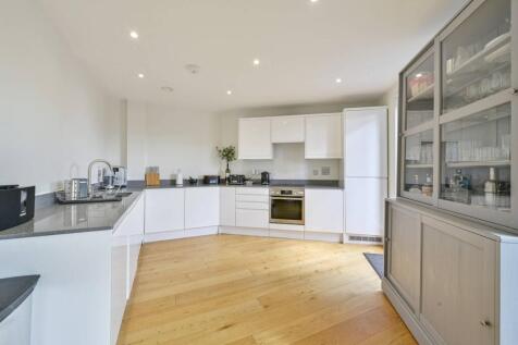 Coombe Road, Kingston, Kingston Upon... 3 bed flat for sale