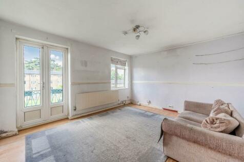 17 Pinner Grove, Pinner, HA5 2 bed flat for sale