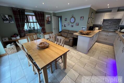 5 bedroom semi-detached house for sale