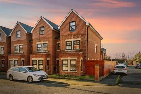 4 bedroom end of terrace house for sale