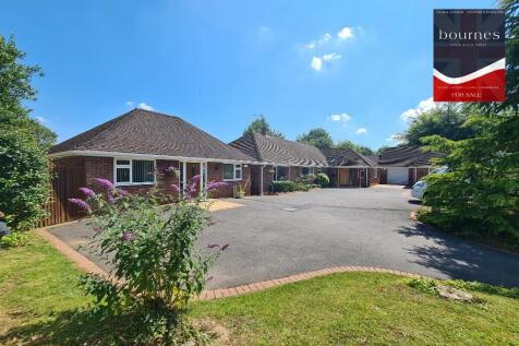 4 bedroom detached bungalow for sale