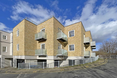 Crummock Chase, Surbiton, Surrey, KT6 2 bed apartment for sale