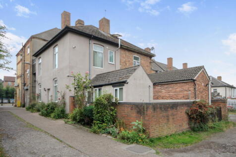 High Street, Stourbridge DY9 2 bed semi