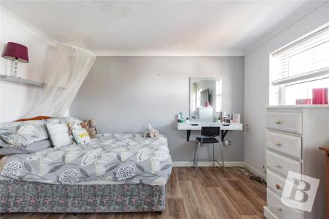 Marsh Crescent, Rowhedge, Colchester... 3 bed semi