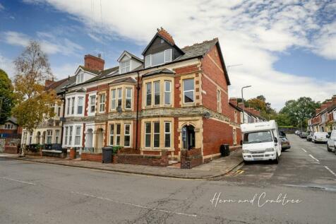 4 bedroom end of terrace house for sale