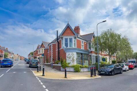 4 bedroom end of terrace house for sale