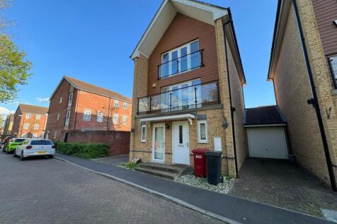 Edgeworth Close, Slough 3 bed detached house for sale