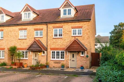4 bedroom end of terrace house for sale