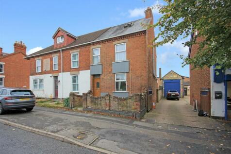 4 bedroom semi-detached house for sale