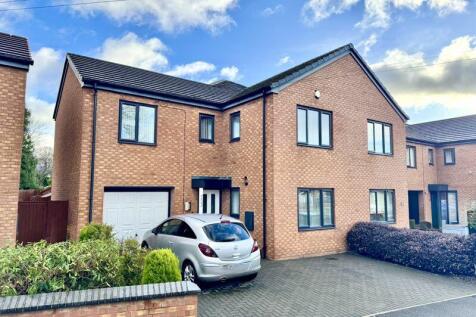 4 bedroom end of terrace house for sale