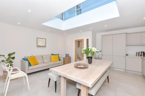 5 bedroom terraced house for sale