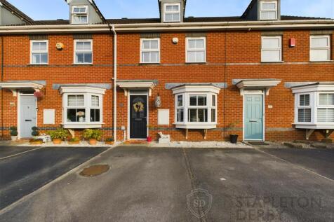 3 bedroom town house for sale