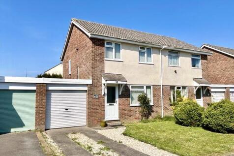 Gifford Close, Chard, Somerset TA20 3 bed semi