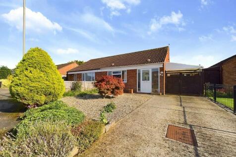 Courtfield Road, Quedgeley... 2 bed bungalow for sale