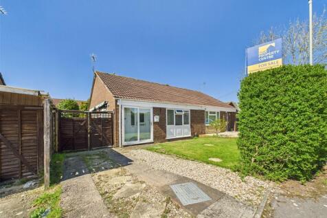 Courtfield Road, Quedgeley... 2 bed bungalow for sale