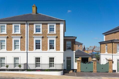 4 bedroom semi-detached house for sale