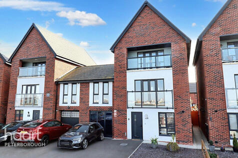 Emmetts Grove, Hampton Gardens 4 bed link detached house for sale