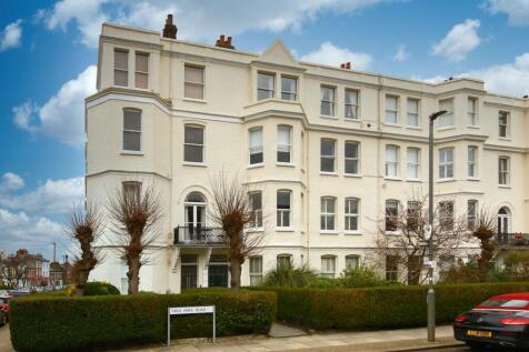3 bedroom flat for sale