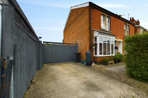 4 bedroom semi-detached house for sale