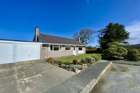 Bryn Estate, Morfa Nefyn, Pwllheli 3 bed semi