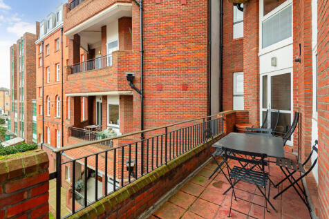 3 bedroom flat for sale