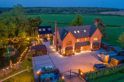 8 bedroom detached house for sale