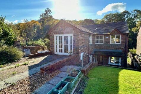 Bishops Walk, Llangollen 4 bed detached house for sale